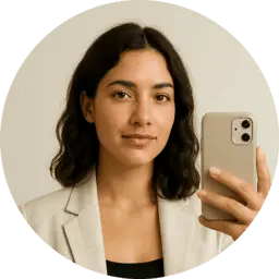 Asesora de BOMORESA sonriendo, foto de perfil circular